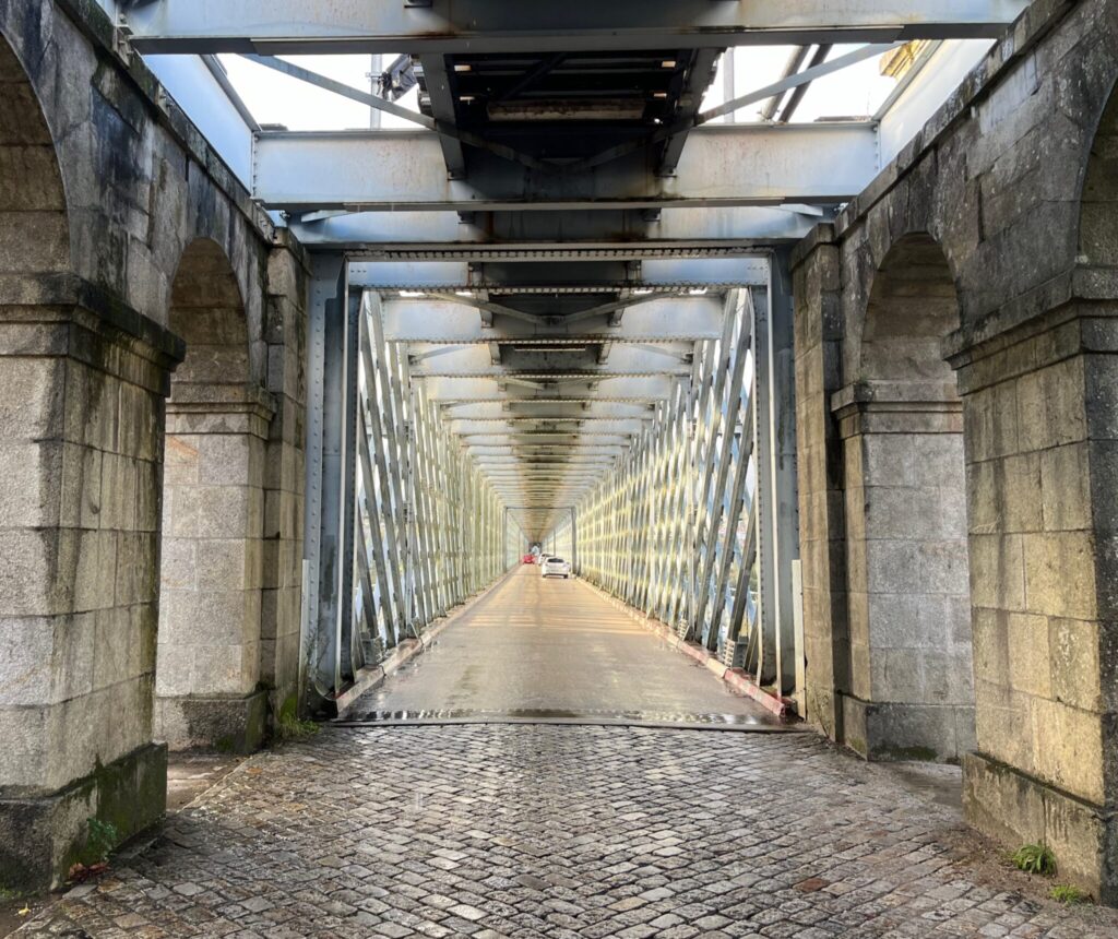 Lower level of international bridge, pic taken Valença side